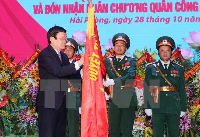 Presidente vietnamita elogia hazañas de las fuerzas armadas ảnh 1 Presidente vietnamita elogia hazañas de las fuerzas armadas ảnh 1