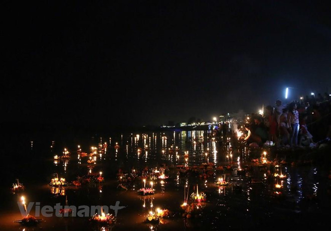 Budistas laosianos celebran festival tradicional Okphansa ảnh 1 Budistas laosianos celebran festival tradicional Okphansa ảnh 1