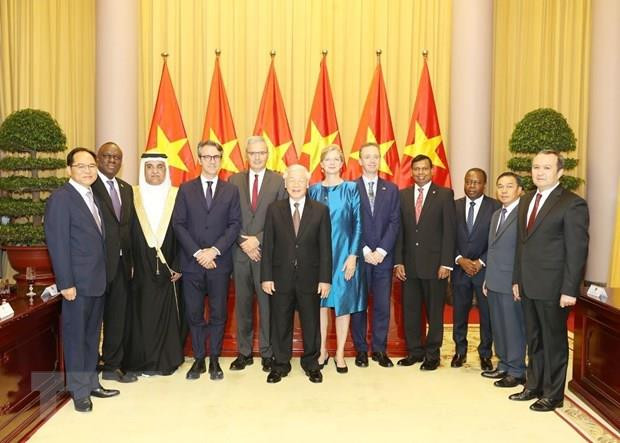 Recibe máximo dirigente de Vietnam cartas credenciales de nuevos embajadores ảnh 1 Recibe máximo dirigente de Vietnam cartas credenciales de nuevos embajadores ảnh 1