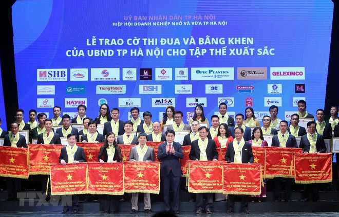 Honran a empresarios con grandes aportes al progreso de Hanoi ảnh 1