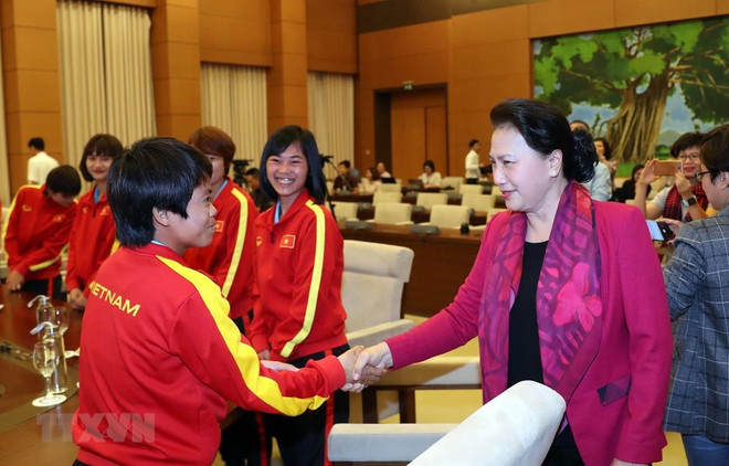 Honra presidenta del Parlamento de Vietnam a selección nacional de fútbol femenino ảnh 1 Honra presidenta del Parlamento de Vietnam a selección nacional de fútbol femenino ảnh 1