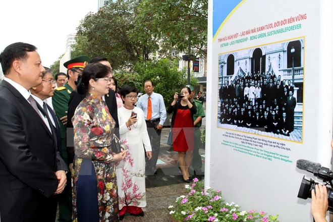 Inauguran exposición fotográfica sobre relaciones Vietnam-Laos ảnh 1