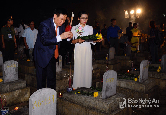 Rinden homenaje a voluntarios vietnamitas caídos en Laos ảnh 1 Rinden homenaje a voluntarios vietnamitas caídos en Laos ảnh 1