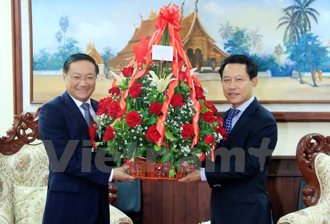 Dirigentes vietnamitas felicitan a Laos por aniversario de amistad binacional ảnh 1