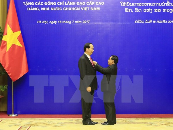 Laos condecora a altos dirigentes vietnamitas ảnh 1 Laos condecora a altos dirigentes vietnamitas ảnh 1