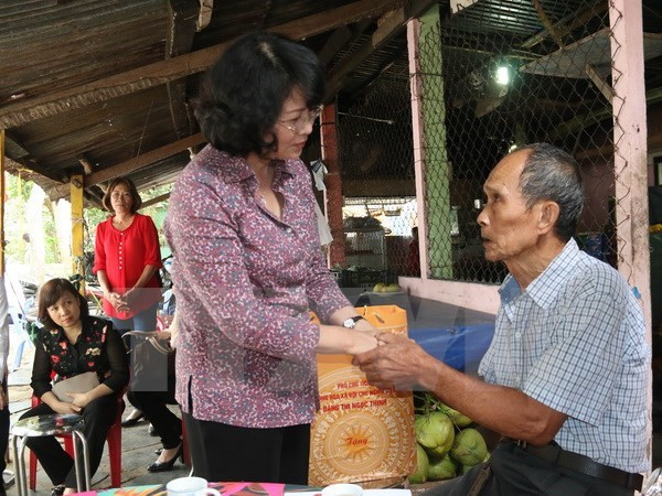 Dirigentes vietnamitas visitan a familias beneficiarias de políticas sociales ảnh 1 Dirigentes vietnamitas visitan a familias beneficiarias de políticas sociales ảnh 1