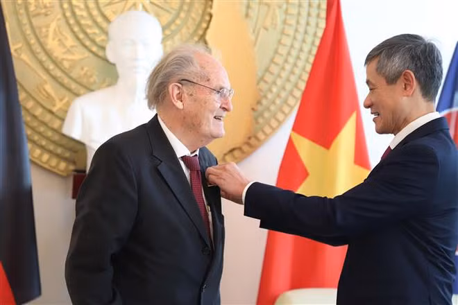 Vietnam otorga Orden de Amistad a profesor alemán ảnh 2