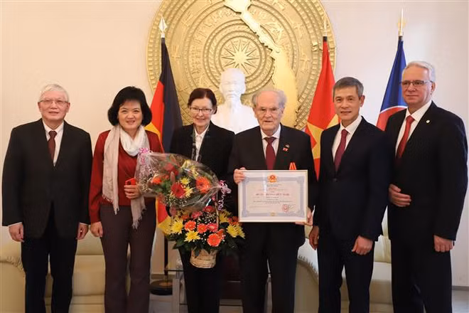 Vietnam otorga Orden de Amistad a profesor alemán ảnh 1