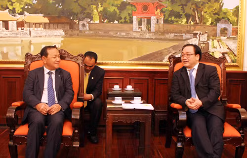 Refuerzan cooperación entre Hanoi y Phnom Penh ảnh 1