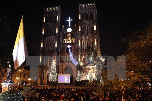 Vietnamitas disfrutan de Navidad en ambiente de alegría ảnh 1 Vietnamitas disfrutan de Navidad en ambiente de alegría ảnh 1
