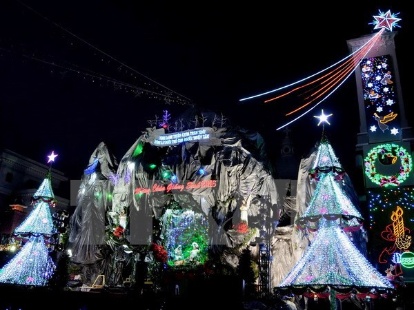 Vietnamitas disfrutan de Navidad en ambiente de alegría ảnh 2 Vietnamitas disfrutan de Navidad en ambiente de alegría ảnh 2