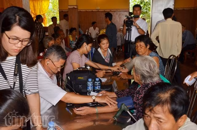 Doctores vietnamitas efectúan programa médico gratuito en Camboya ảnh 1