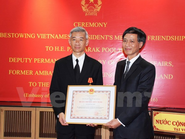 Confiere presidente de Vietnam Orden de Amistad a ex embajador tailandés ảnh 1 Confiere presidente de Vietnam Orden de Amistad a ex embajador tailandés ảnh 1