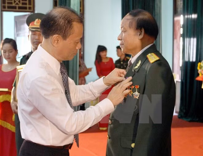 Otorgan distinciones de Laos a excombatientes voluntarios vietnamitas ảnh 1