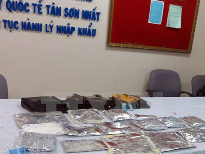 Detienen a pasajera extranjera con cocaína en aeropuerto vietnamita ảnh 1