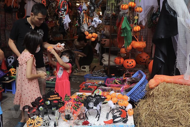 Mercado de juguetes de Halloween recobra su brío habitual en Hanoi ảnh 2 Mercado de juguetes de Halloween recobra su brío habitual en Hanoi ảnh 2