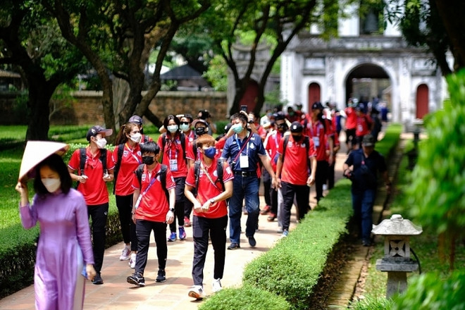 Atrae Hanoi a casi un millón de turistas extranjeros en 10 meses ảnh 2