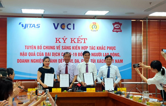 Sindicato holandés firma declaración conjunta para ayudar al sector textil en Vietnam ảnh 1 Sindicato holandés firma declaración conjunta para ayudar al sector textil en Vietnam ảnh 1