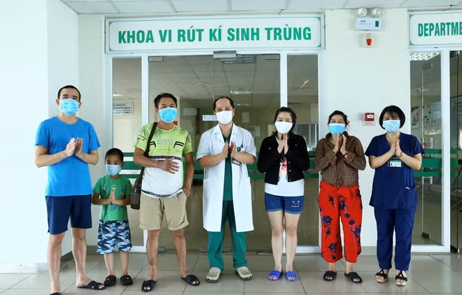 Otros cinco pacientes declarados libre de coronavirus en Vietnam ảnh 1