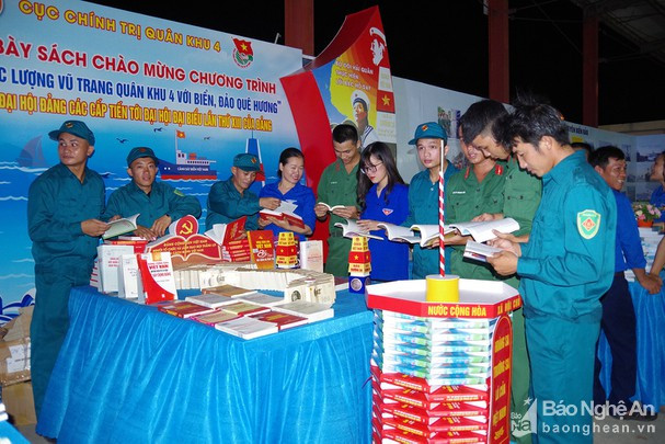 Ofrecen regalos a pescadores vietnamitas de menos recursos ảnh 1