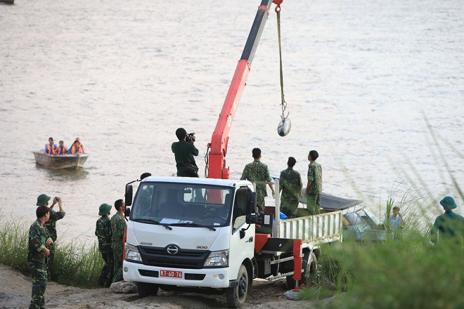 Evacuan bomba remanente de guerra cerca del histórico puente de Long Bien ảnh 1