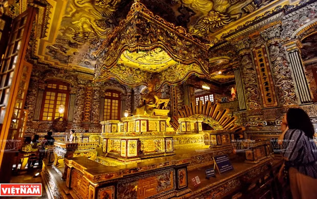 Tumba de Khai Dinh, obra maestra del mosaico de Hue ảnh 1