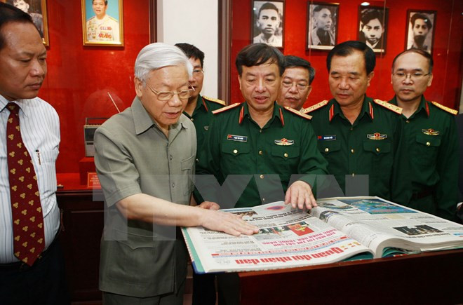 Líder partidista felicita a 65 aniversario del periódico Quan Doi Nhan ảnh 1 Líder partidista felicita a 65 aniversario del periódico Quan Doi Nhan ảnh 1