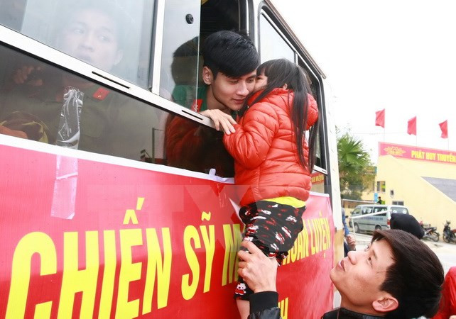 Miles de jóvenes vietnamitas se alistan al ejército ảnh 1