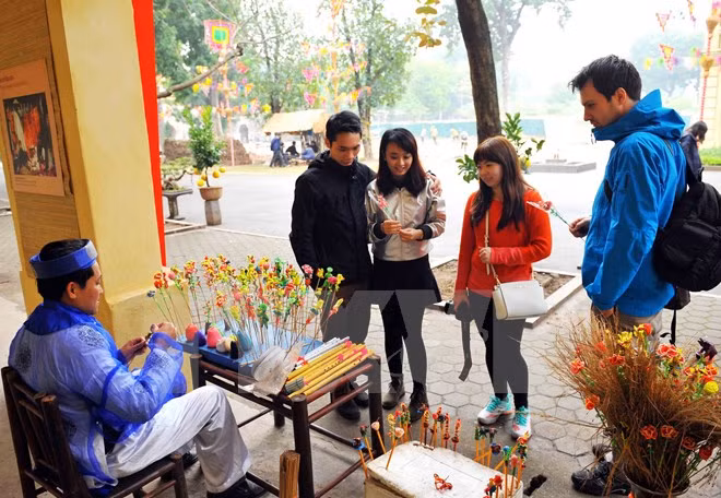 Disfrutan de atmosfera de Tet en Museo de Hanoi ảnh 1