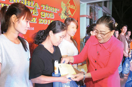 Ciudad Ho Chi Minh asiste a trabajadores en ocasión del Tet ảnh 1 Ciudad Ho Chi Minh asiste a trabajadores en ocasión del Tet ảnh 1