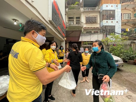 Ofrecen comidas benéficas para pacientes en situaciones difíciles en Hanoi ảnh 1 Ofrecen comidas benéficas para pacientes en situaciones difíciles en Hanoi ảnh 1