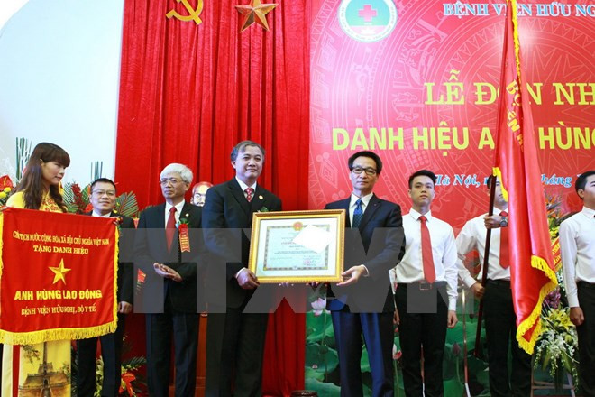 Recibe Hospital Huu Nghi título de Héroe del Trabajo ảnh 1 Recibe Hospital Huu Nghi título de Héroe del Trabajo ảnh 1