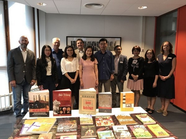 Entregan libros y películas sobre Vietnam a la Universidad de Leiden ảnh 1