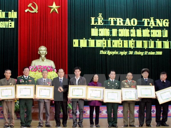 Conceden distinciones de Laos a combatientes voluntarios vietnamitas ảnh 1