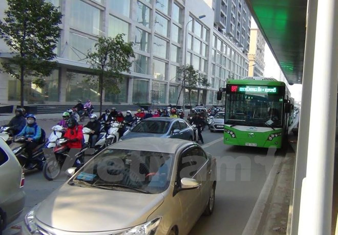 Entra en operación en Hanoi autobús de transito rápido ảnh 1