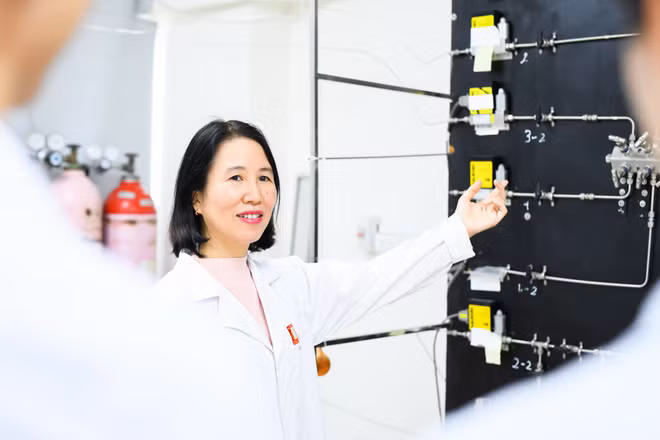 Mujer científica en Hanoi absorta en estudios de protección ambiental ảnh 2