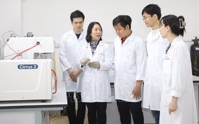 Mujer científica en Hanoi absorta en estudios de protección ambiental ảnh 1