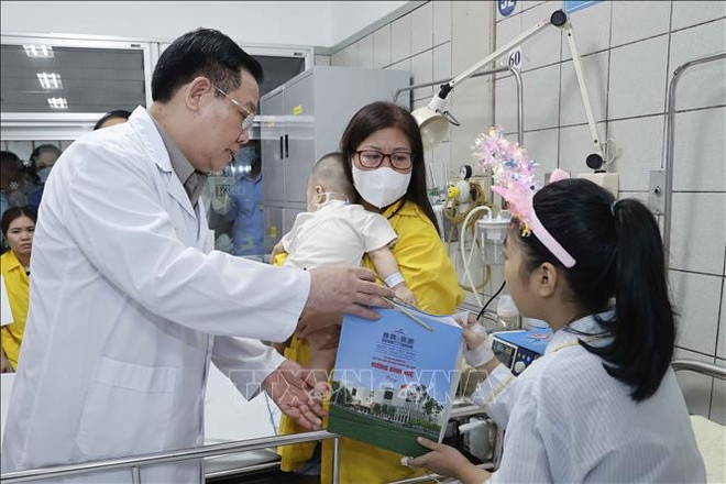 Presidente del Parlamento visita víctimas del incendio en Hanoi ảnh 1 Presidente del Parlamento visita víctimas del incendio en Hanoi ảnh 1