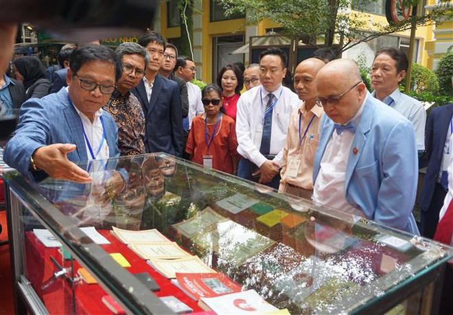 Efectúan exposición de libros sobre Presidente Ho Chi Minh y líderes del Partido y del Estado ảnh 2 Efectúan exposición de libros sobre Presidente Ho Chi Minh y líderes del Partido y del Estado ảnh 2