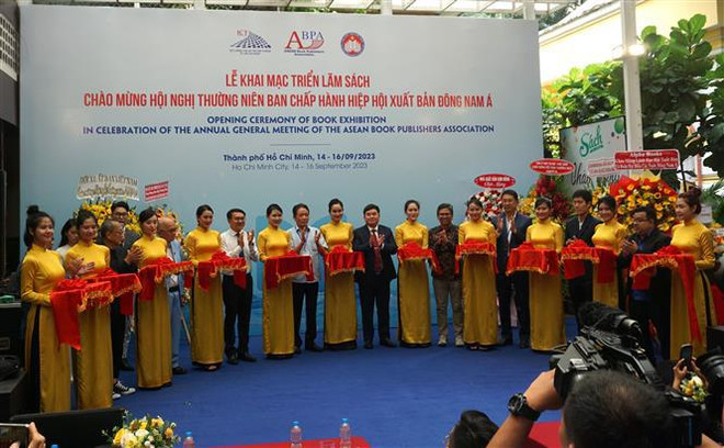 Efectúan exposición de libros sobre Presidente Ho Chi Minh y líderes del Partido y del Estado ảnh 1 Efectúan exposición de libros sobre Presidente Ho Chi Minh y líderes del Partido y del Estado ảnh 1