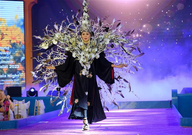 Diseñadores vietnamitas triunfan en concurso internacional de arreglos florales ảnh 1