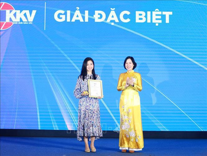 Entregan premios del concurso fotográfico “Momento Dorado” de VNA ảnh 1