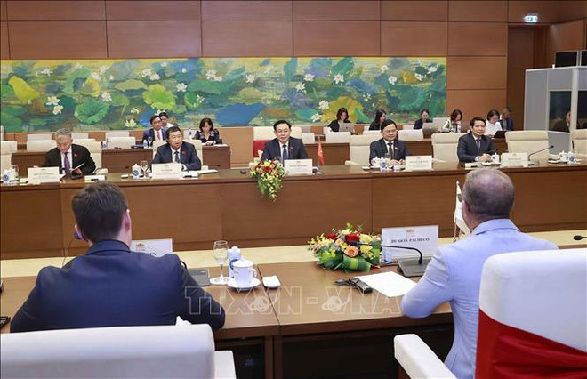 Presidente del Parlamento vietnamita recibe a dirigentes de la Unión Interparlamentaria ảnh 2 Presidente del Parlamento vietnamita recibe a dirigentes de la Unión Interparlamentaria ảnh 2