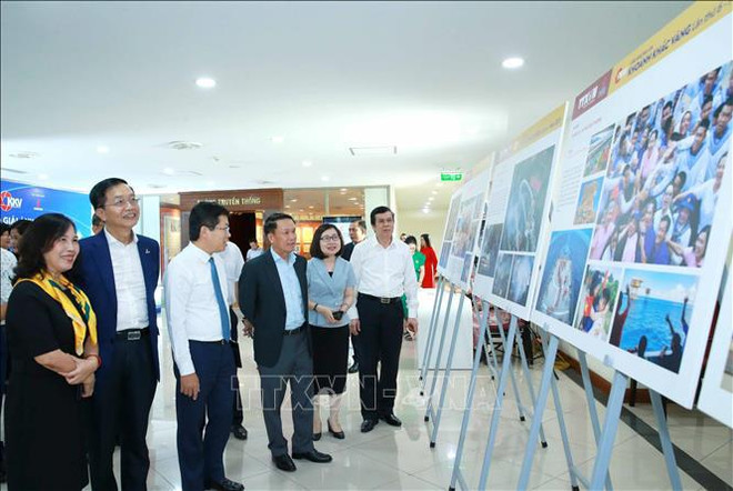 Entregan premios del concurso fotográfico “Momento Dorado” de VNA ảnh 2