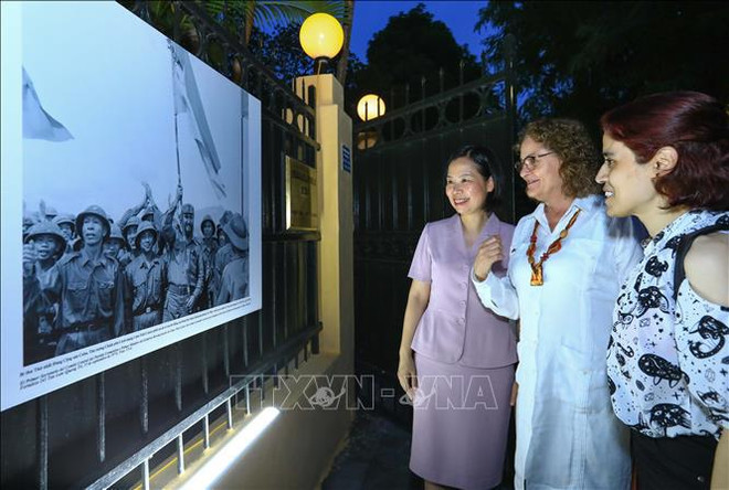 Muestra fotográfica evoca 50 años del arribo de Fidel Castro a Vietnam ảnh 3 Muestra fotográfica evoca 50 años del arribo de Fidel Castro a Vietnam ảnh 3