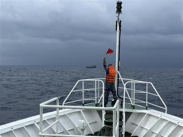 Remolcan a puerto seguro a barco pesquero en dificultades ảnh 1 Remolcan a puerto seguro a barco pesquero en dificultades ảnh 1