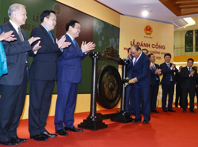 Premier vietnamita inaugura primera sesión de transacciones bursátiles ảnh 1 Premier vietnamita inaugura primera sesión de transacciones bursátiles ảnh 1