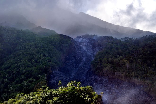 Evacuan en Indonesia a más de mil personas por erupción del volcán Karangetang ảnh 1 Evacuan en Indonesia a más de mil personas por erupción del volcán Karangetang ảnh 1