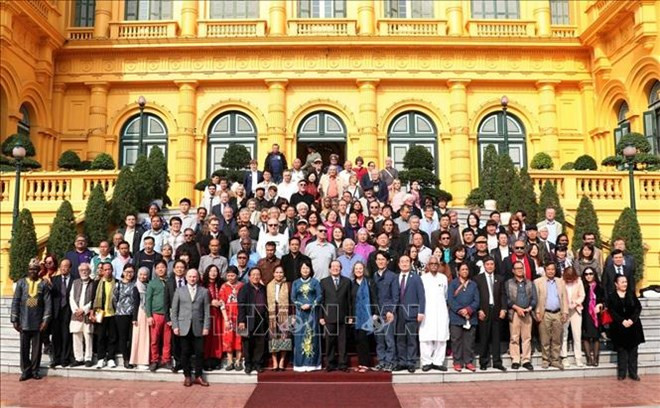 Recibe vicepresidenta de Vietnam a poetas y escritores extranjeros ảnh 1 Recibe vicepresidenta de Vietnam a poetas y escritores extranjeros ảnh 1