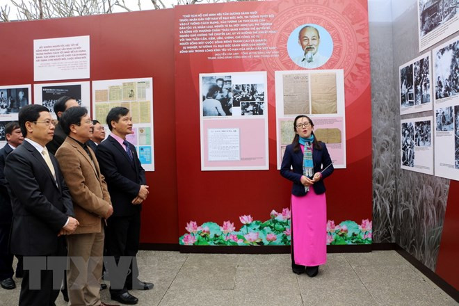Exposición artística celebra llegada de la primavera y fundación del Partido Comunista de Vietnam ảnh 1 Exposición artística celebra llegada de la primavera y fundación del Partido Comunista de Vietnam ảnh 1